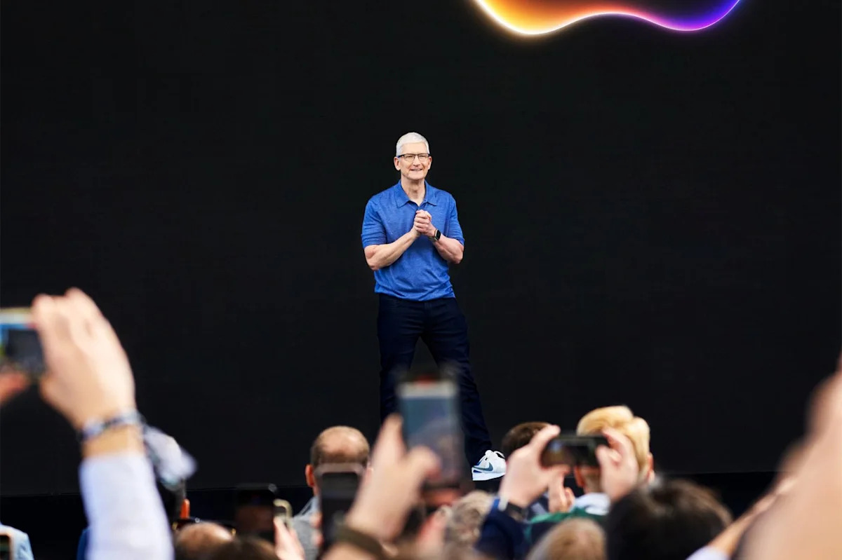 O valor de mercado da Apple cresceu de US$ 350 bilhões para US$ 4,75 trilhões durante os 15 anos de Tim Cook como CEO. Veja o que essa curva de crescimento significa para apostar no próximo capítulo da Apple sob a liderança de John Ternus.