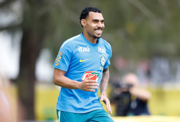 Matheuzinho diz que parceiros do Corinthians aliviaram tensão na Seleção