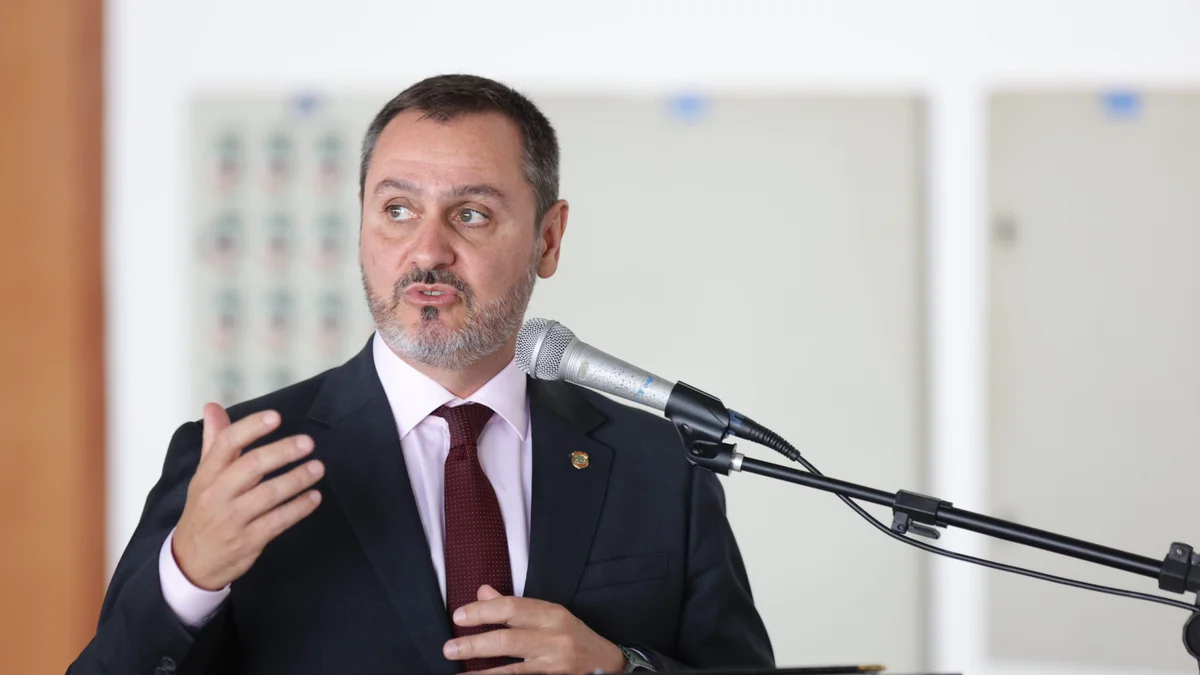 Fux e Kassio antecipam voto, e STF tem maioria para afastamento de Andrei
