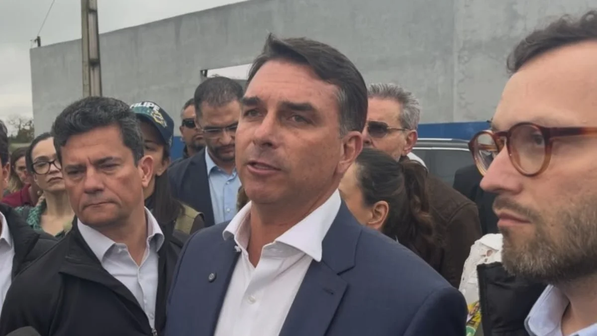 "Fala, irmãozão": veja trocas de mensagens entre Flávio Bolsonaro e Vorcaro