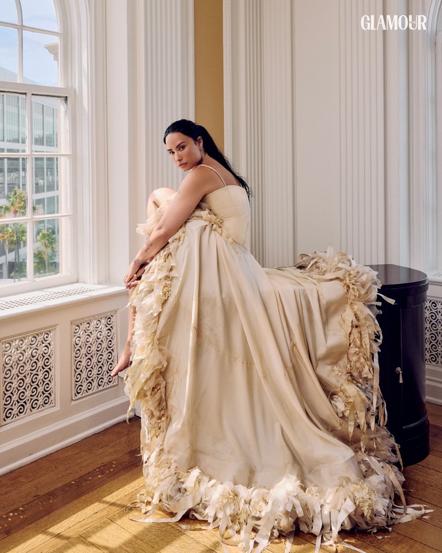 Demi Lovato revela os preparativos para a turnê "It's Not That Deep" e os shows no Brasil