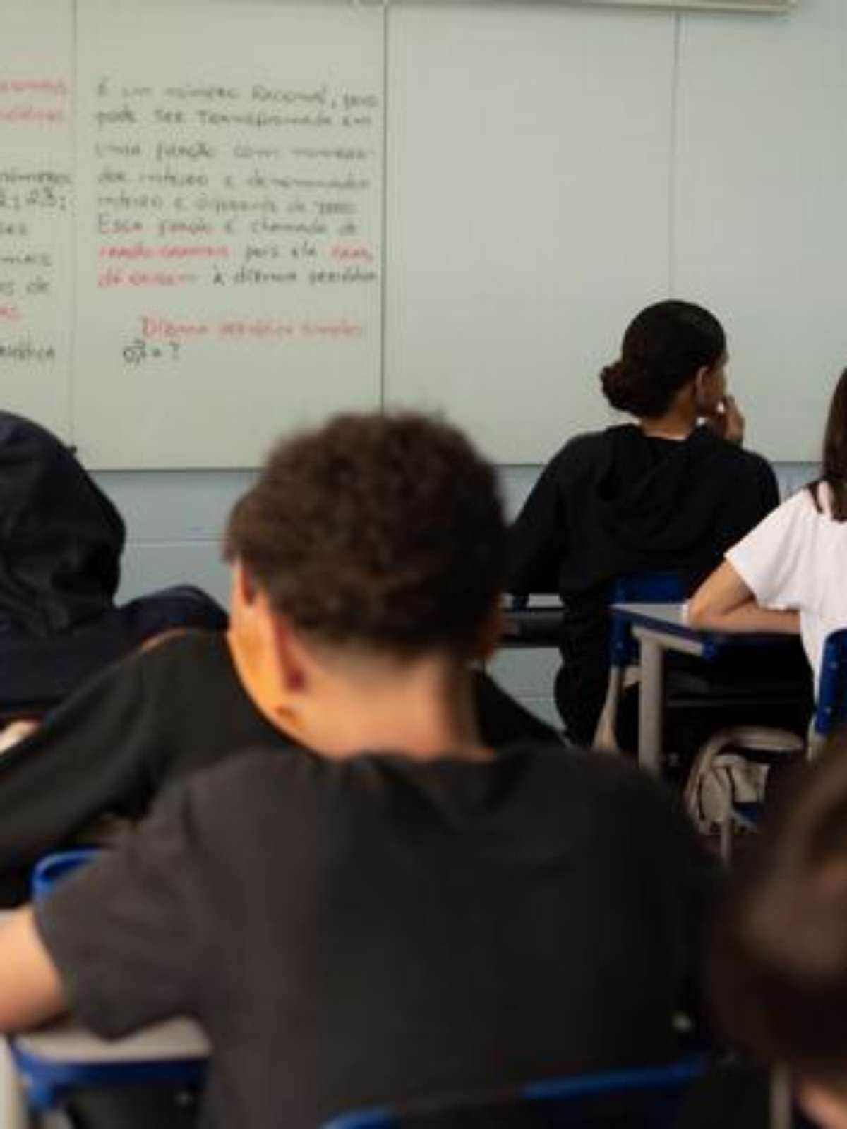 Só metade dos adolescentes sabe interpretar texto no Brasil, indica Pisa 2025