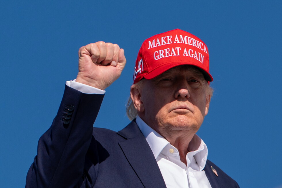 Com memes de IA, Trump promove uma versão mítica de si mesmo enquanto os desafios se acumulam antes das eleições intermediárias
