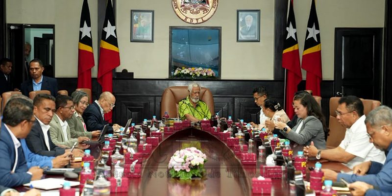 O chefe do Aldeia de Bibileo conclui a construção da estrada de terra.