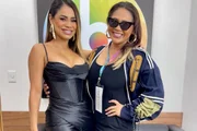 Lexa e a mãe, Darlin Ferrattry posam nos bastidores do SBT