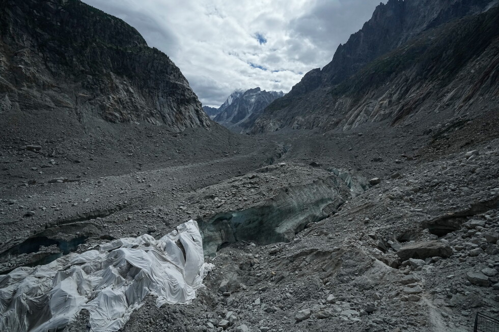 O desastre de inundação no Nepal e o impacto das mudanças climáticas pairam na sombra gelada do Monte Branco.