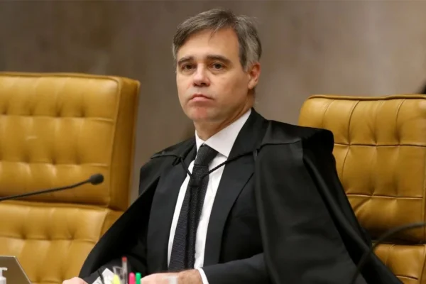 Mendonça rebate Zanin e diz que não mexeu em arquivos do Iphone de Vorcaro