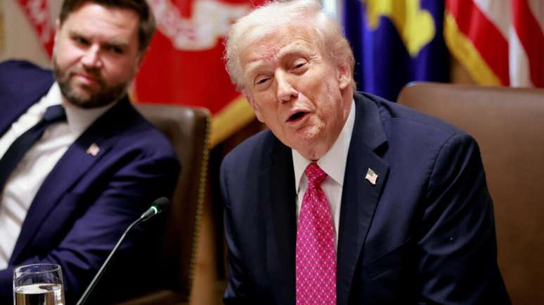 Vice de Trump adota tom mais moderado e discursa como herdeiro político para 2028 em convenção