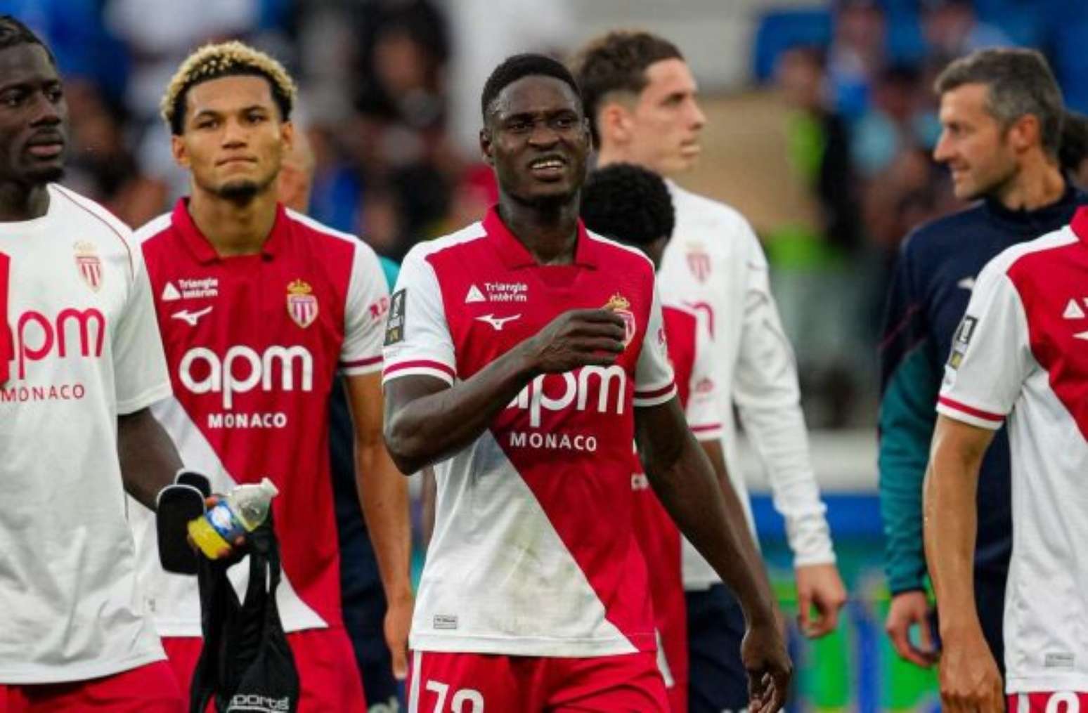 Filipe Lu&iacute;s observa seus jogadores em a&ccedil;&atilde;o diante do Strasbourg &ndash;