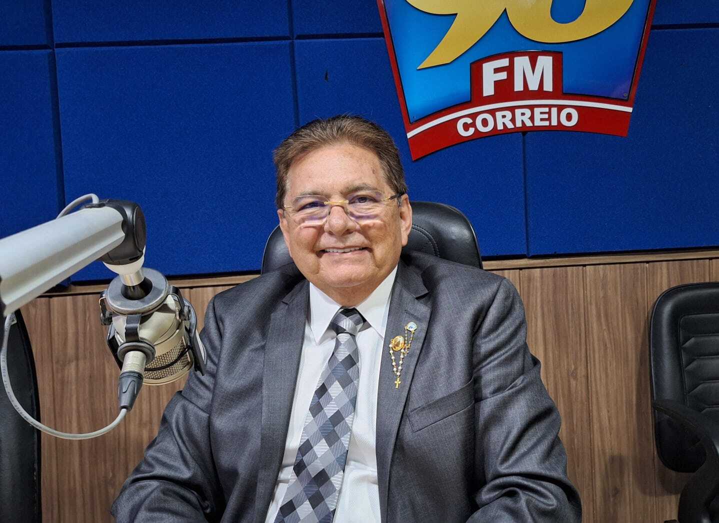 Bandidos fazem Adriano Galdino e esposa reféns e assaltam casa do deputado; polícia investiga