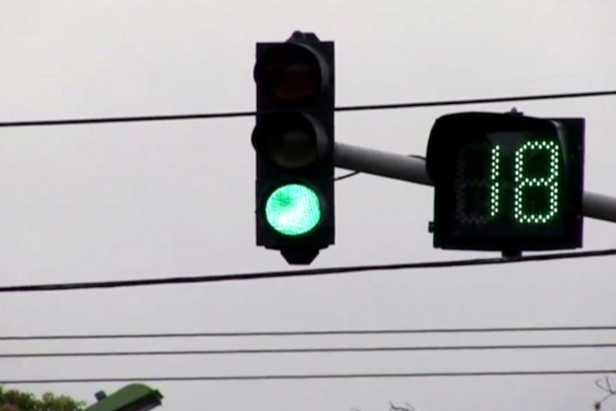 Projeto de lei ‘anti-indústria da multa’ prevê temporizador em semáforos com radar
