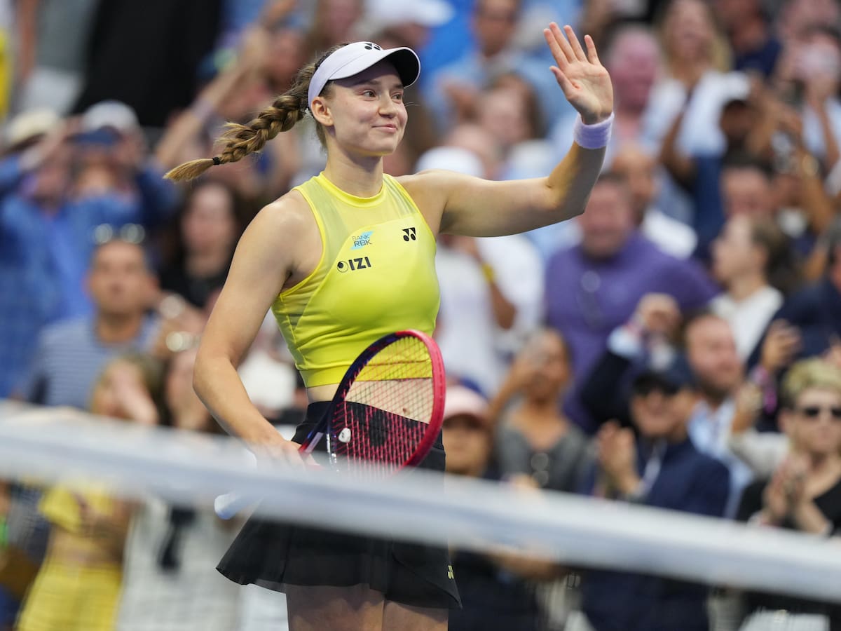 La kazaja Elena Rybakina levanta las manos luego de vencer a Aryna Sabalenka en la final del US Open