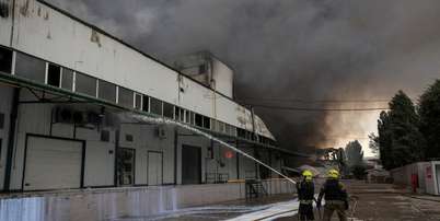 Bombeiros trabalham no local de um ataque de drone russo perto de Odesa, Ucr&acirc;nia, em 13 de setembro de 2026. Foto: RFI