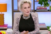 Ana Maria Braga faz piada de duplo sentido e cita Jonas ao vivo: "22 cm"