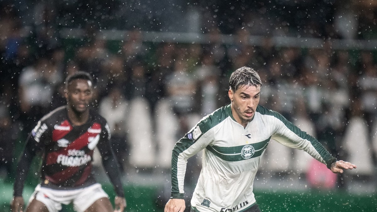 Athletico e Coritiba empatam em jogo com campo alagado e ‘Protocolo Vini Jr.’ no Brasileirão