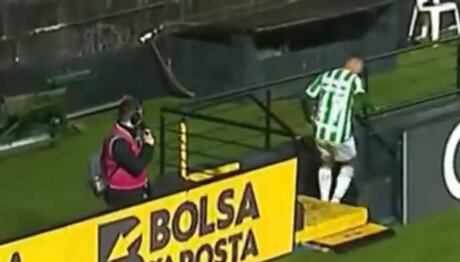 Jogador tem ‘piriri’, sai do jogo para ir ao banheiro e volta para marcar o gol da vitória
