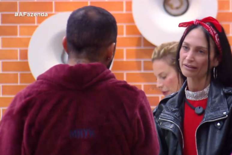 A Fazenda 18: madrugada tem bate-boca com Darlin e 'menino do ET' xingando Ariela