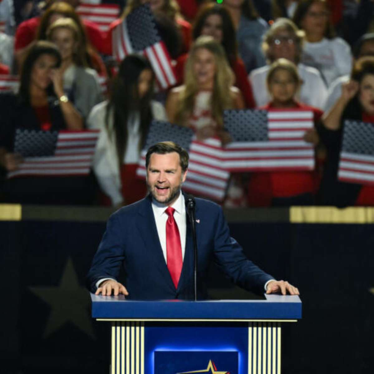 Vice de Trump adota tom mais moderado e discursa como herdeiro político para 2028 em convenção