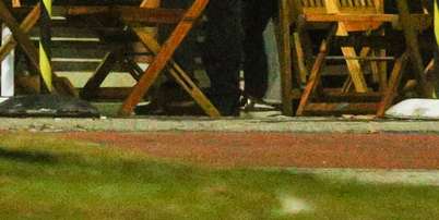 Lucas Leto e Álvaro Xaro trocam beijos em quiosque no Rio de Janeiro Foto: AGNEWS | Thiago Martins