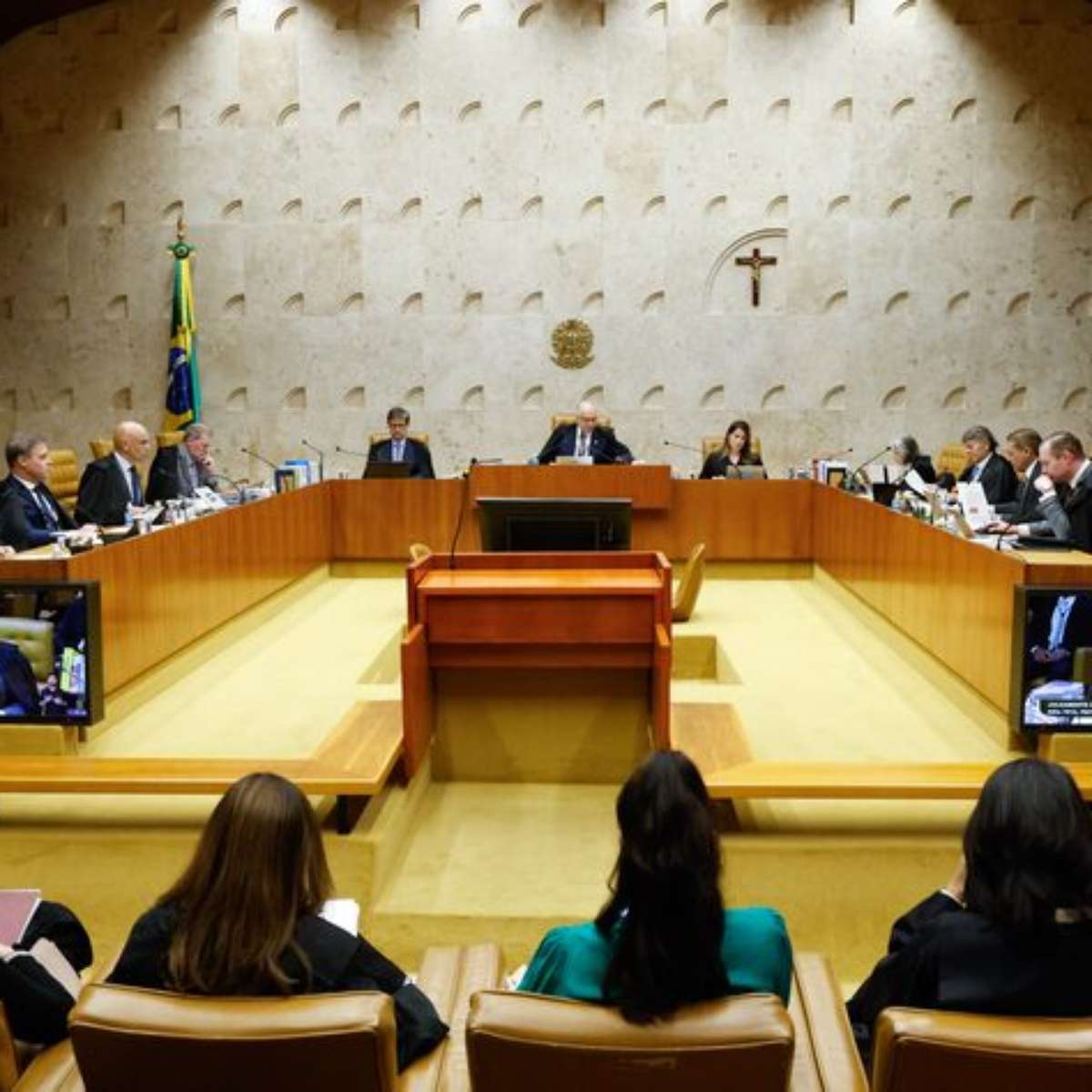 Crise no STF ultrapassa disputa jurídica e pode acabar em discussão de favorecimento de Mendonça a Flávio, alertam especialistas