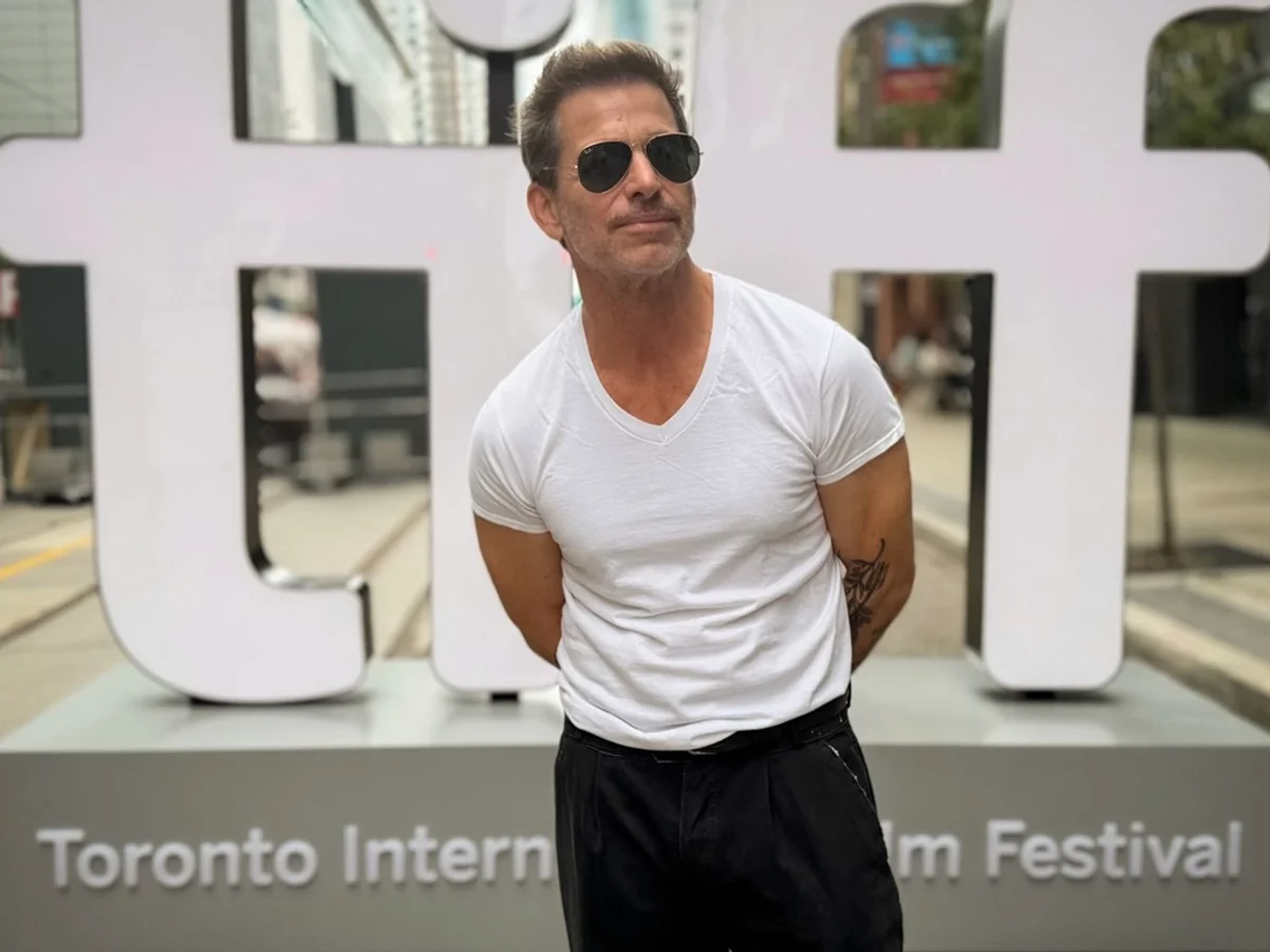 Tachado de fascista, Zack Snyder diz ter feito "o filme mais gay de todos"