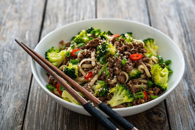 Esse macarrão com carne moída e brócolis é uma opção completa para um jantar nutritivo