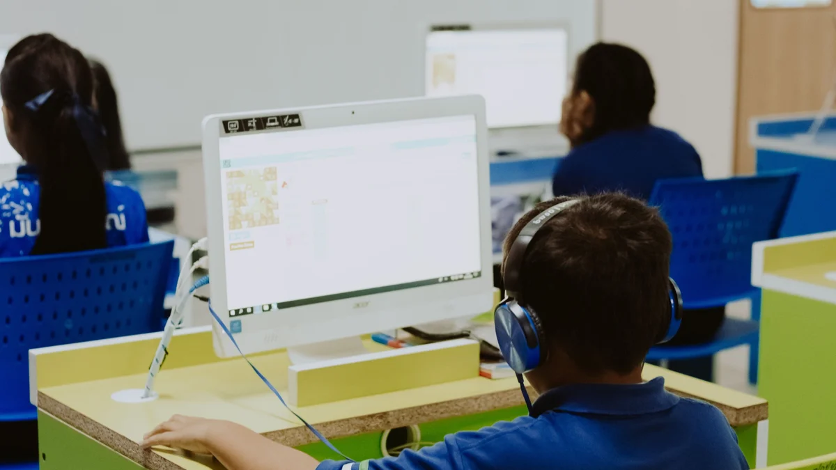 crianças usando computador na escola