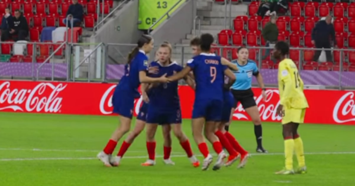 Jogadoras da França fazem ‘ciranda’ e marcam gol inusitado na Copa Feminina Sub-20; veja vídeo