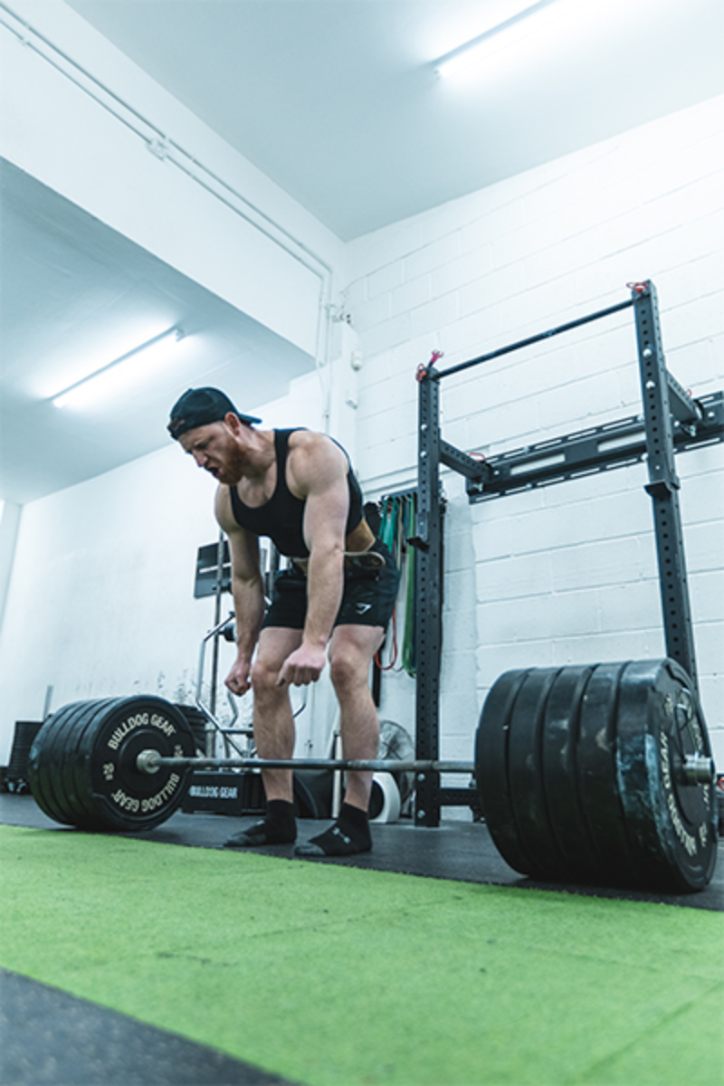 Personal bate recorde mundial ao levantar 822 kg no levantamento terra
