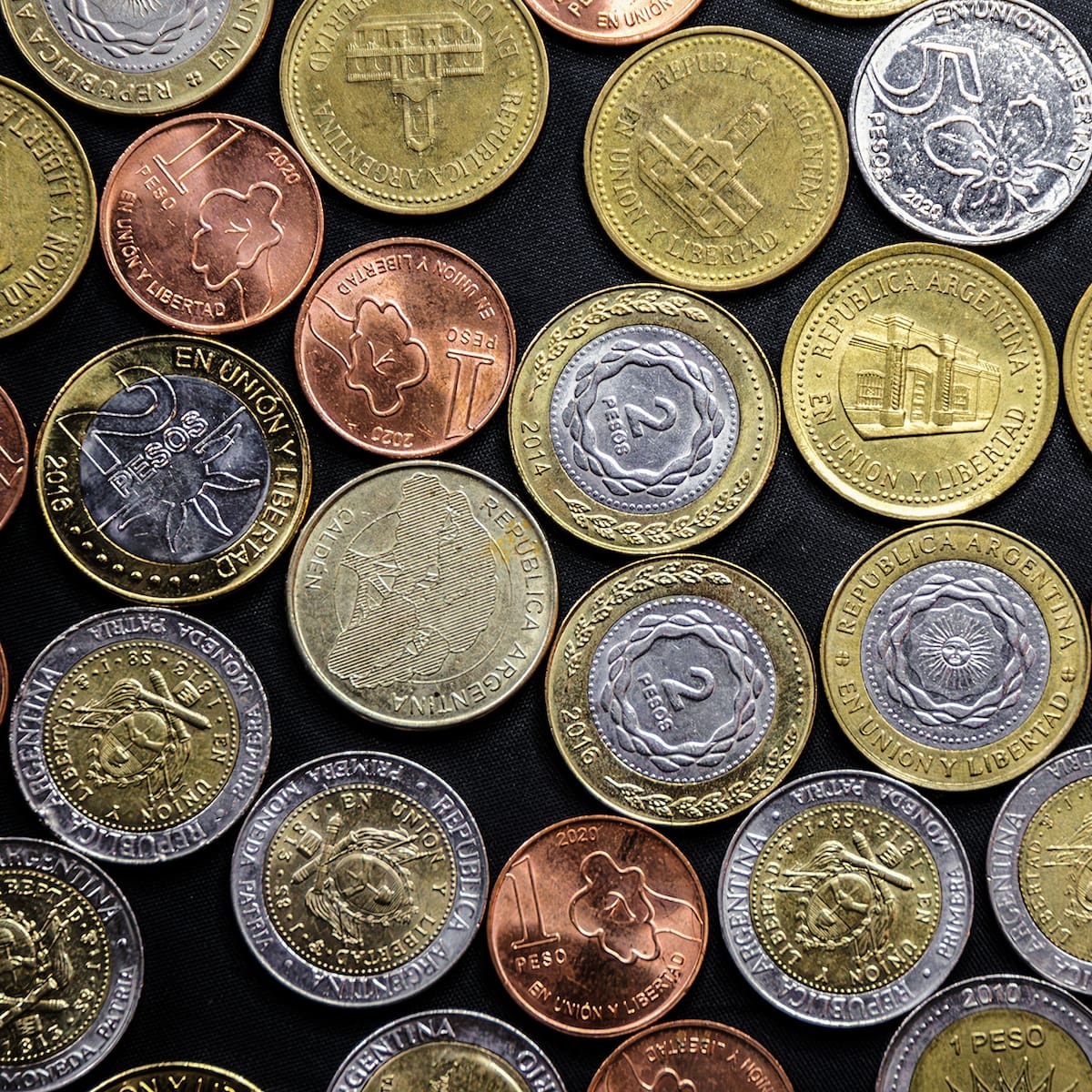 Monedas argentinas, una rareza de curso legal