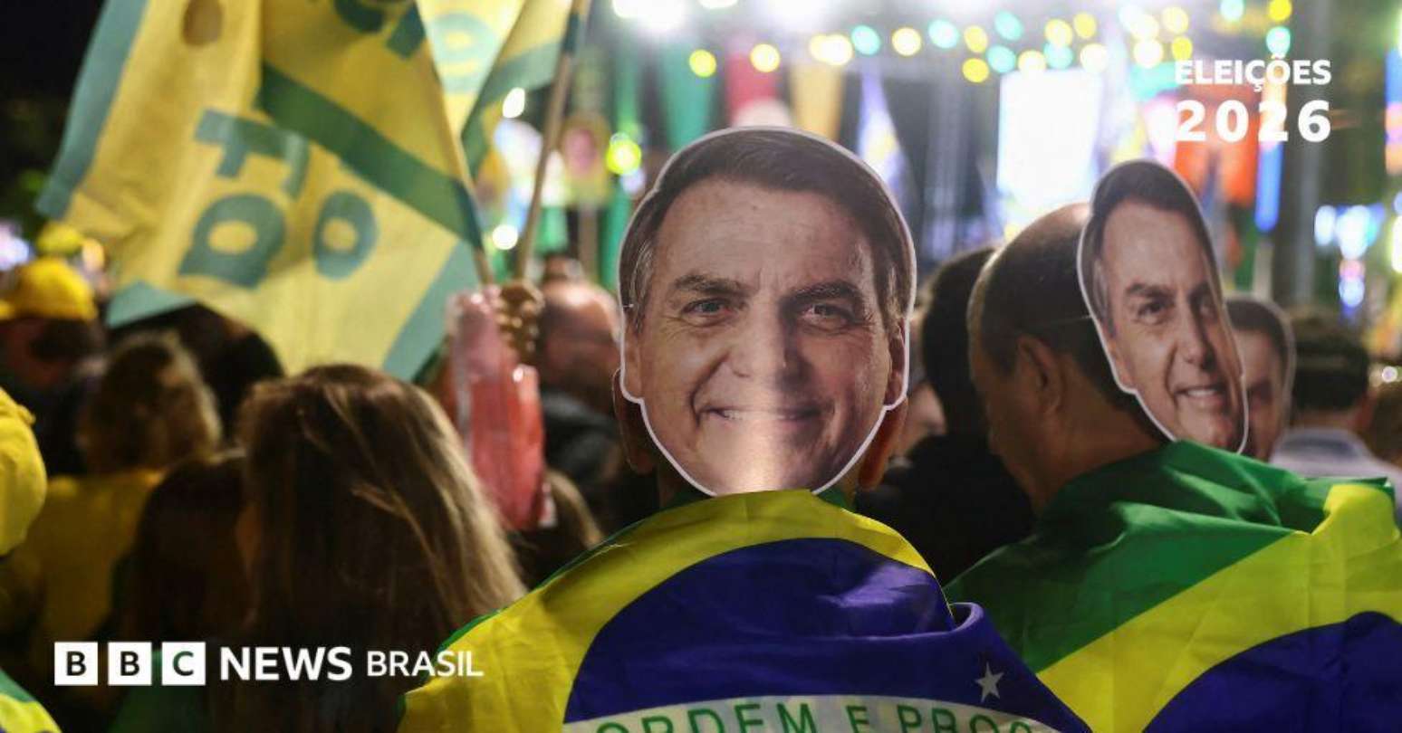 Apoiadores com máscaras de Jair Bolsonaro