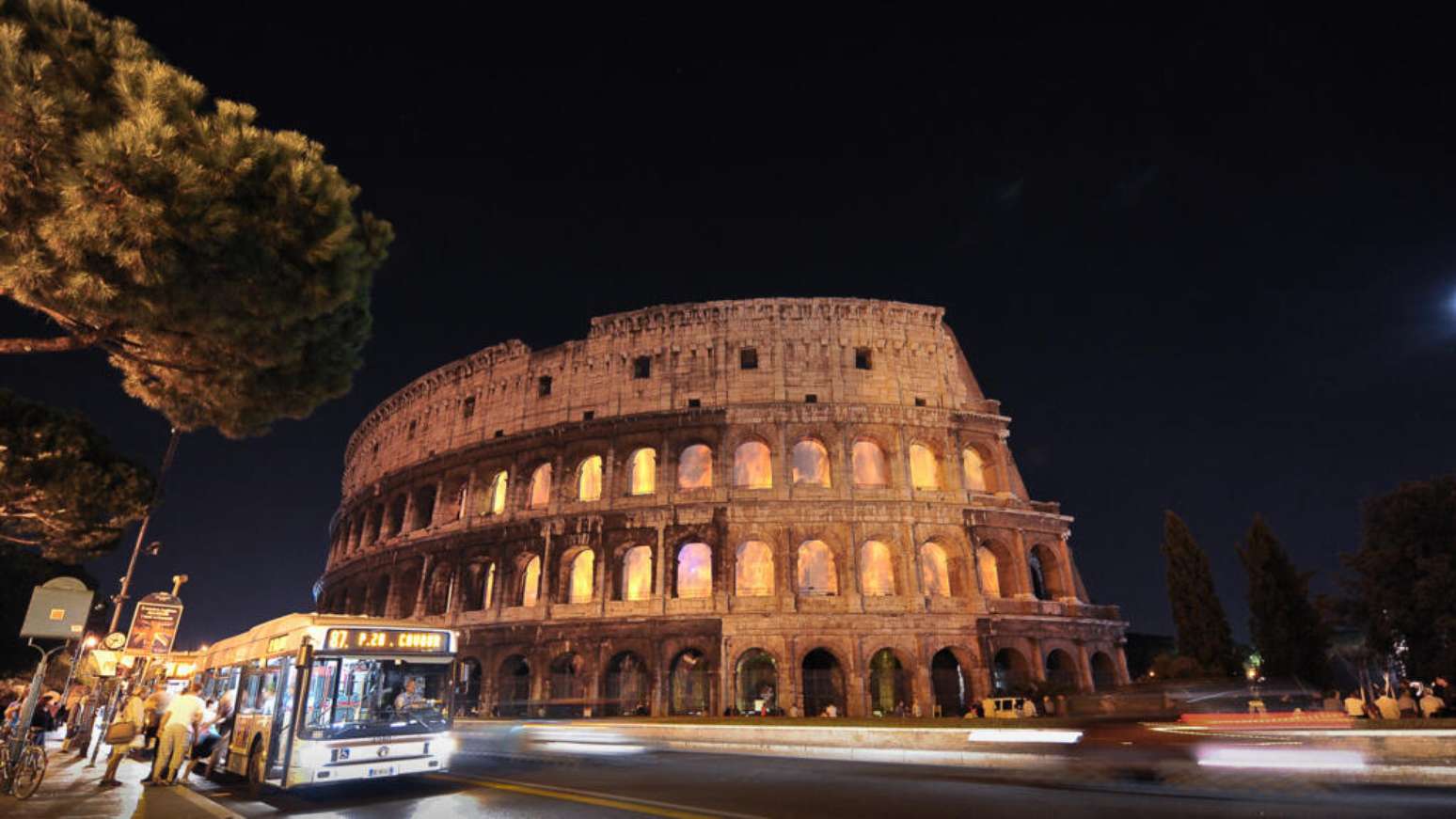 Um trabalhador morreu no Coliseu de Roma na madrugada desta quarta-feira (23) durante a instala&ccedil;&atilde;o de um novo sistema de ilumina&ccedil;&atilde;o no monumento. Foto de arquivo.