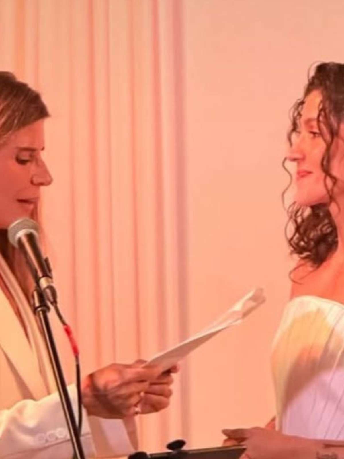 Atriz e produtora da Globo se casam em cerimônia com famosos; confira fotos