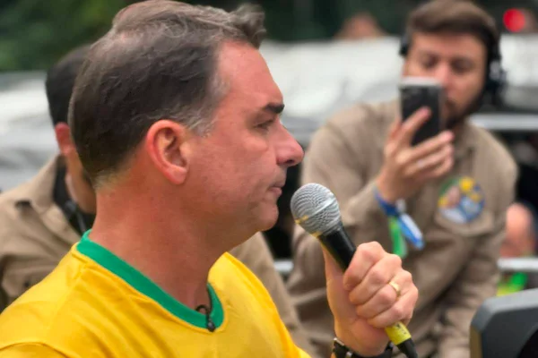 Campanha de Flávio aposta em ligar Moraes a Lula para desgastar petista