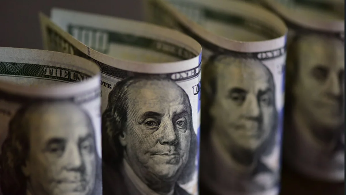 Dólar sobe e Bolsa cai com alta do petróleo, juros nos EUA e crise no STF
