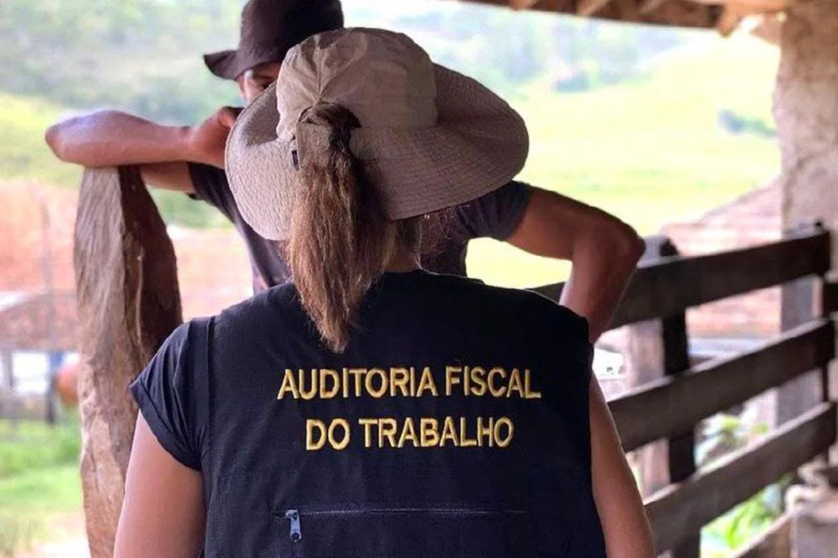 Foto colorida de auditora fiscal do trabalho conversando com um homem. Trabalho escravo - Metrópoles - fazendeiro
