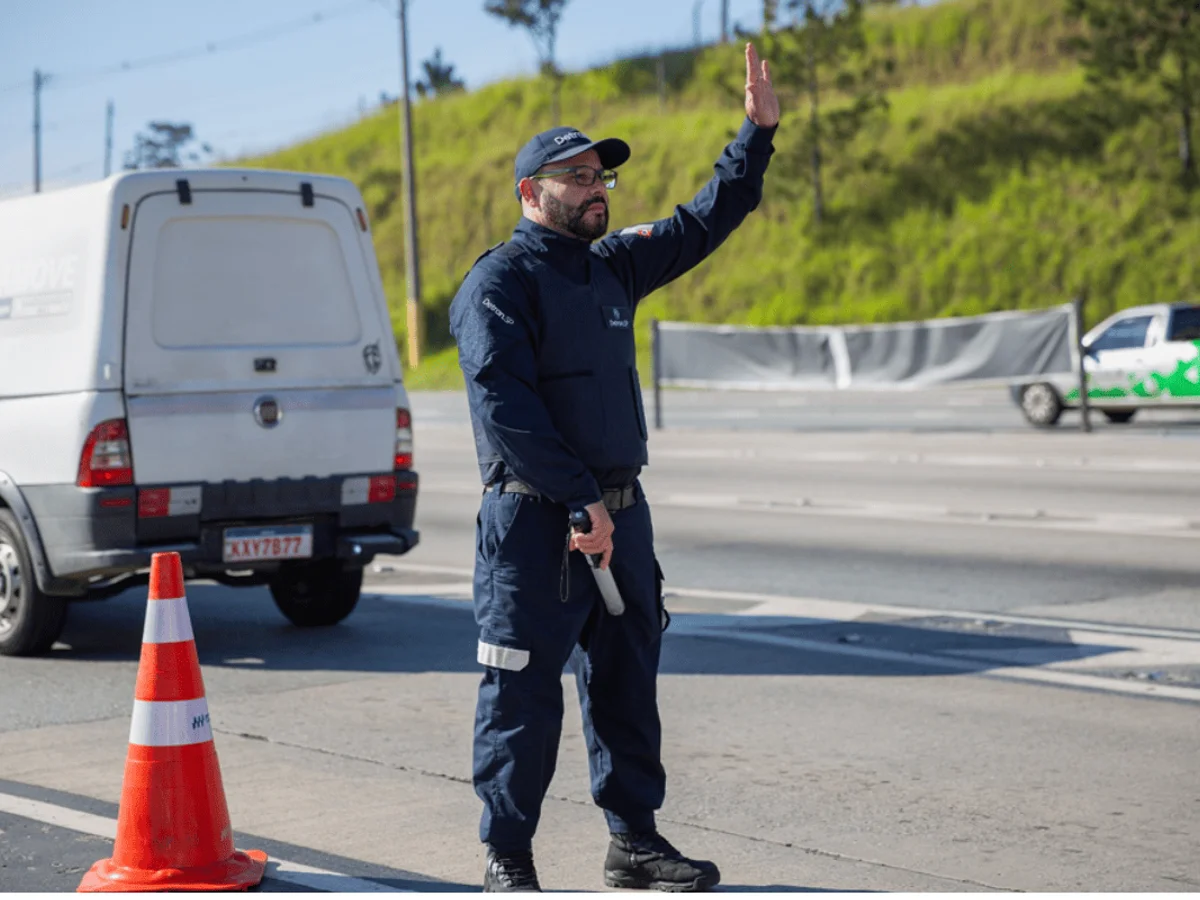Detran-SP abre concurso para agentes de trânsito. Salário é de R$ 5,7 mil