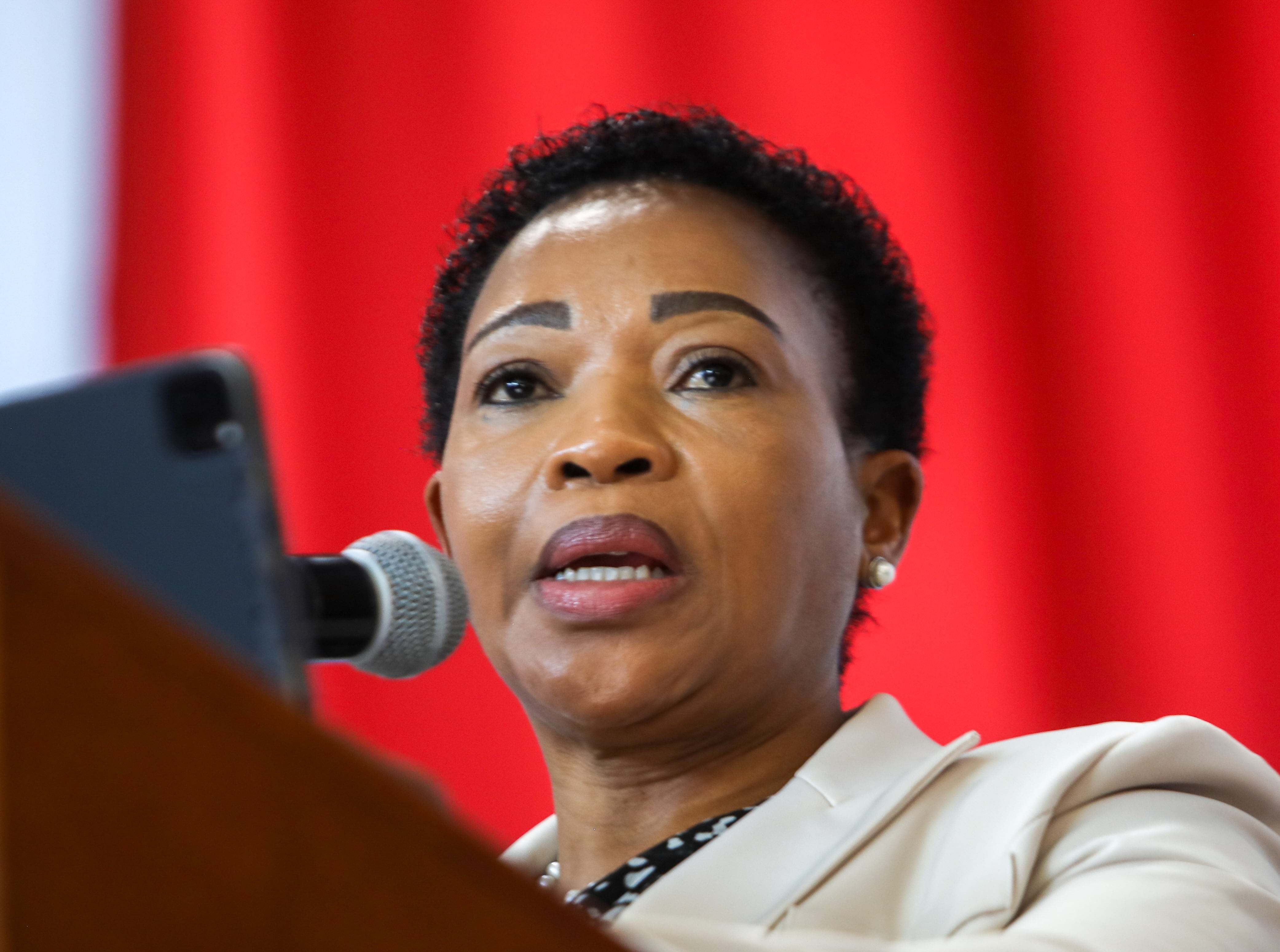 A deputada-ministra Dube-Ncube incentiva meninas a estudar disciplinas STEM