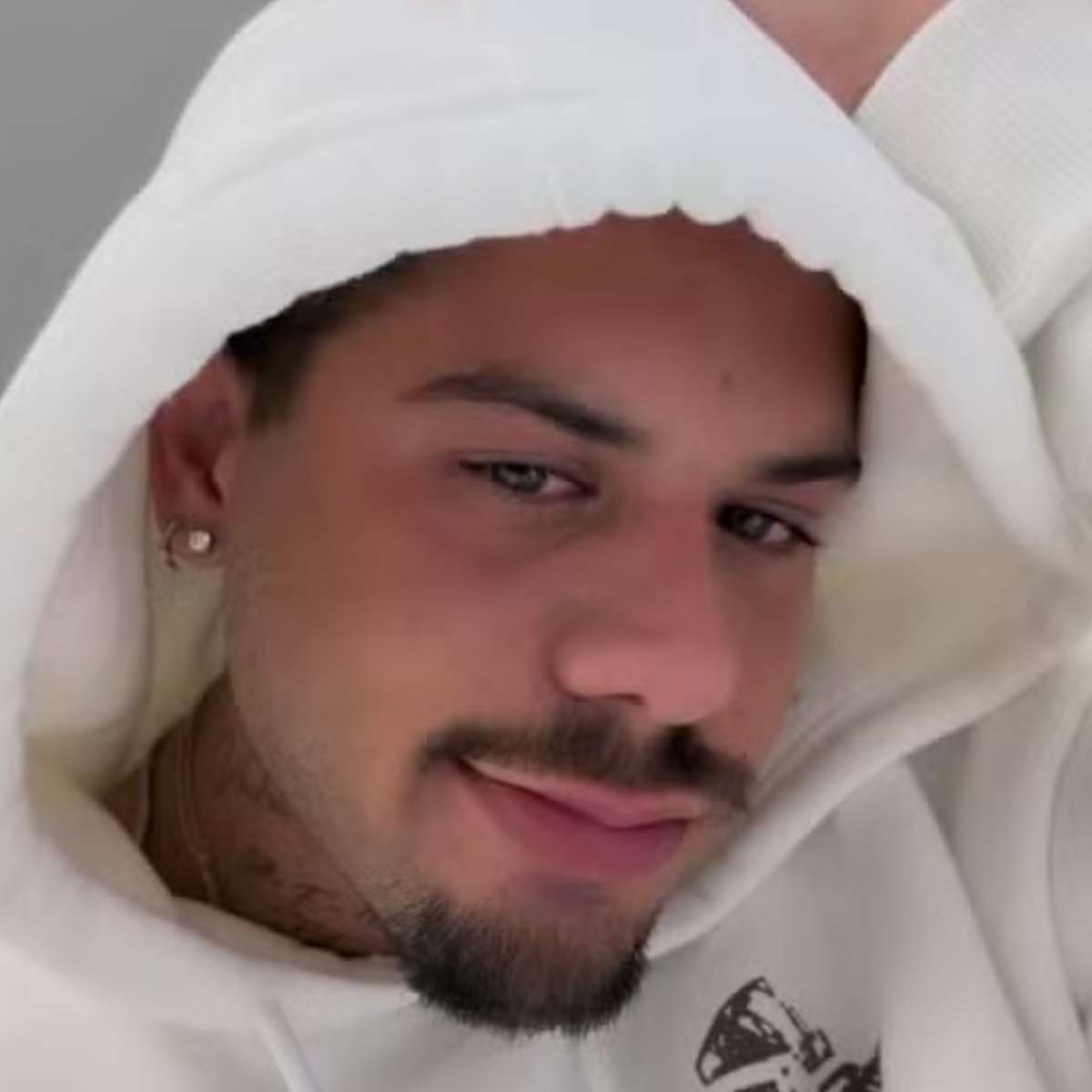 Zé Felipe surge irreconhecível com novo visual: 'Fui fazer a barba e errei'; veja
