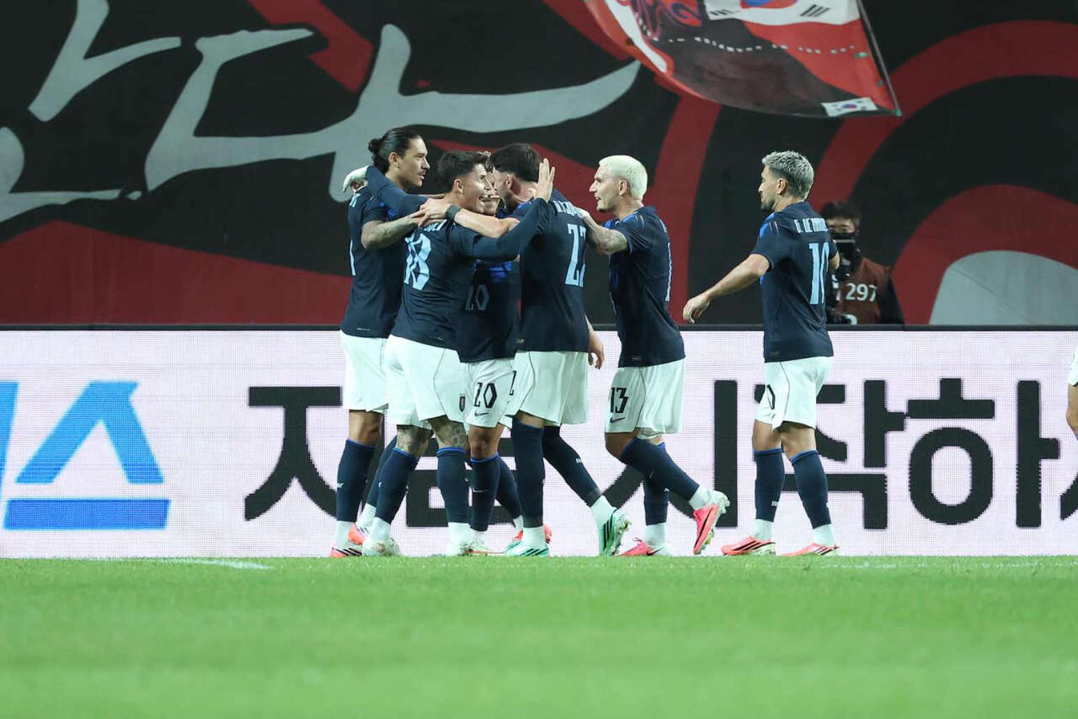 Uruguai goleou com brilho da dupla do Flamengo &ndash;