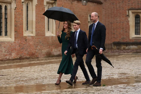 Príncipe George segue os passos do pai e tem 1° dia de aula em Eton College