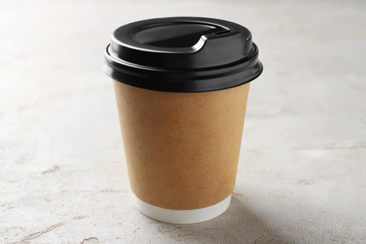 Copo de café descartável feito em papel.