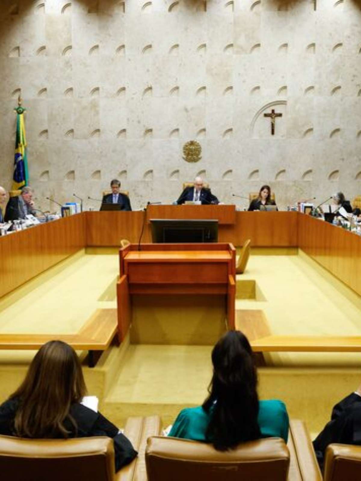 Crise no STF ultrapassa disputa jurídica e pode acabar em discussão de favorecimento de Mendonça a Flávio, alertam especialistas