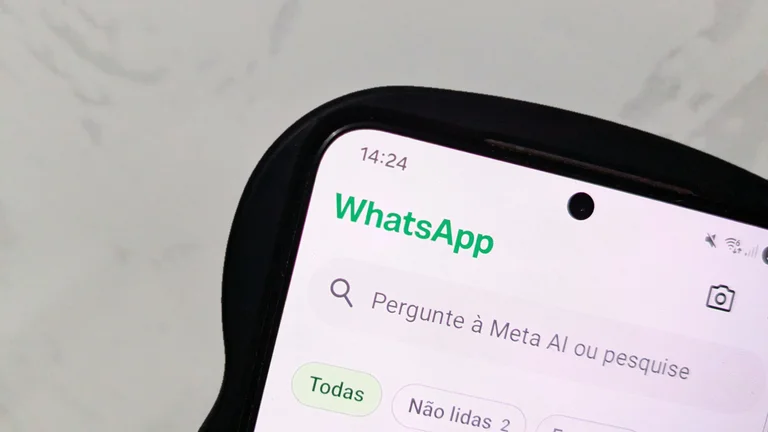 WhatsApp muda radicalmente tela de conversas com visual de vidro no iPhone