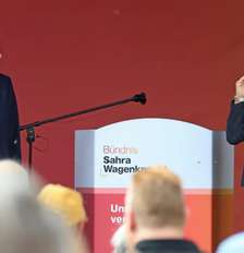 Claudia Wittig e Thomas Schulze, principais candidatos da Aliança Sahra Wagenknecht (BSW) na Saxônia-Anhalt, durante a apuração das eleições estaduais em Magdeburgo, na Alemanha. Foto: RFI