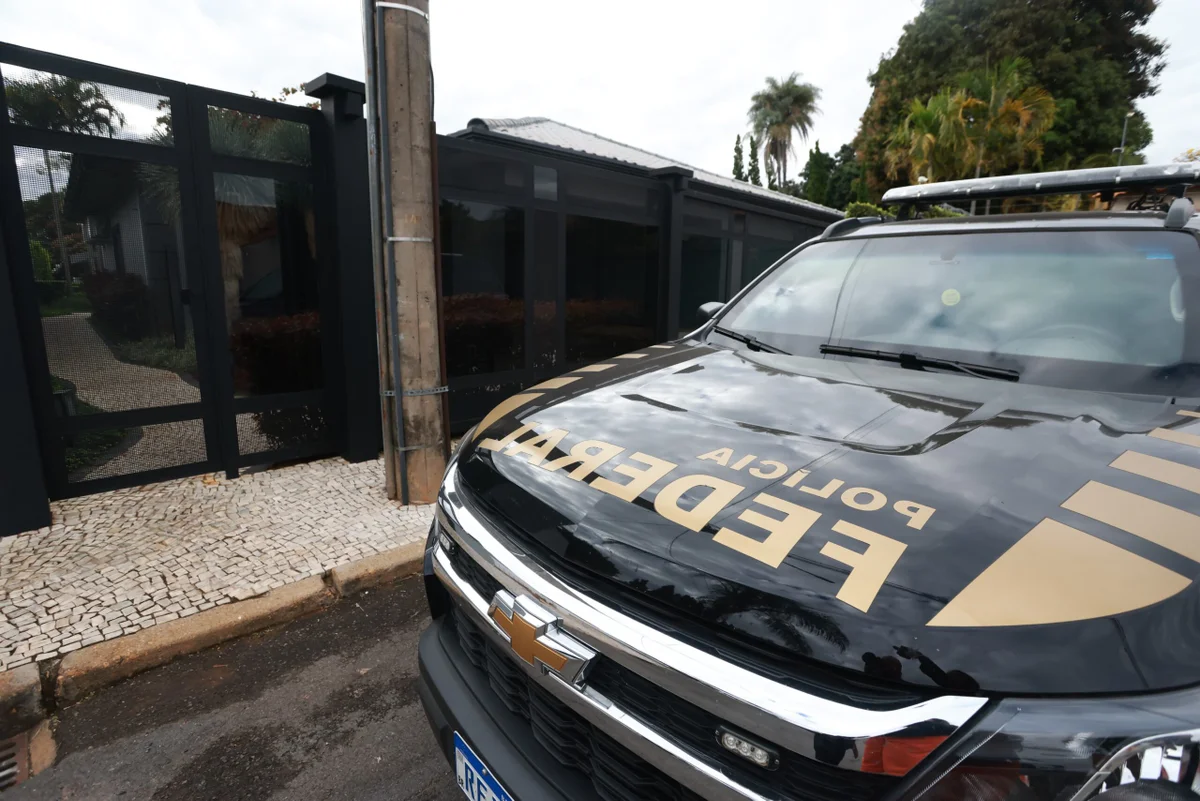 A Polícia Federal cumpre mandado de busca e apreensão na residência do advogado Willer Tomaz, em Brasília, nesta terça-feira (4).