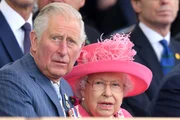 Rei Charles repete gesto histórico de Elizabeth II em homenagem ao 11/9