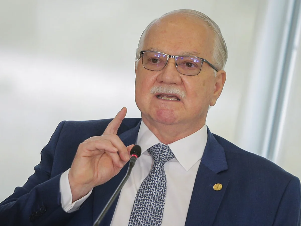 Decisão de Dino escala crise no STF e aumenta pressão sobre Fachin