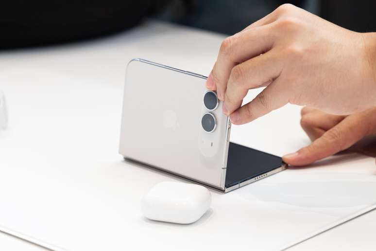 iPhone Duo: veja os preços no Brasil e nos EUA do celular dobrável da Apple em 2026