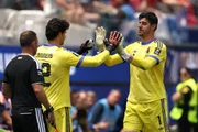 Thibaut Courtois sendo substituído por Lammens na Copa do Mundo.